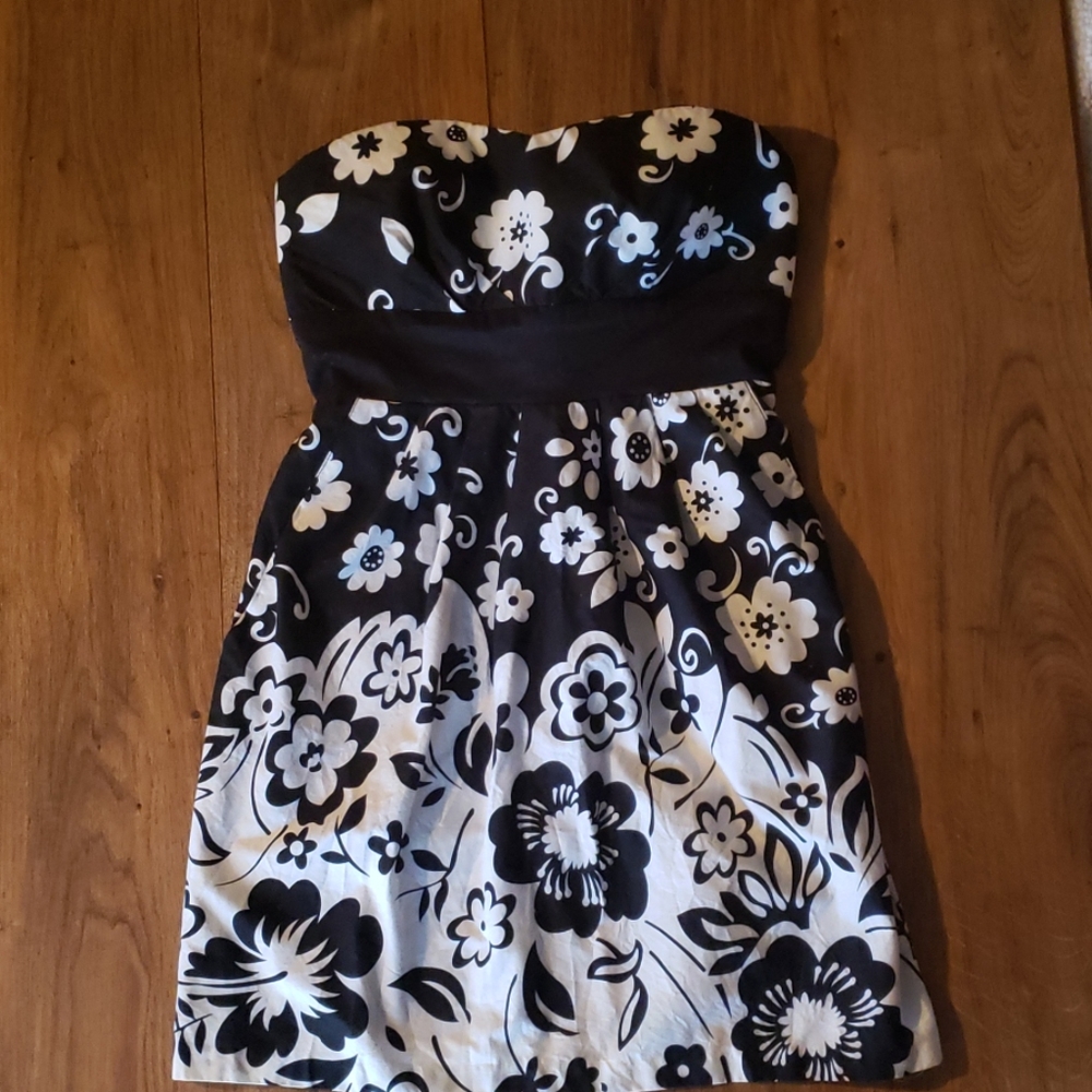 Black & white floral strapless mini dress
